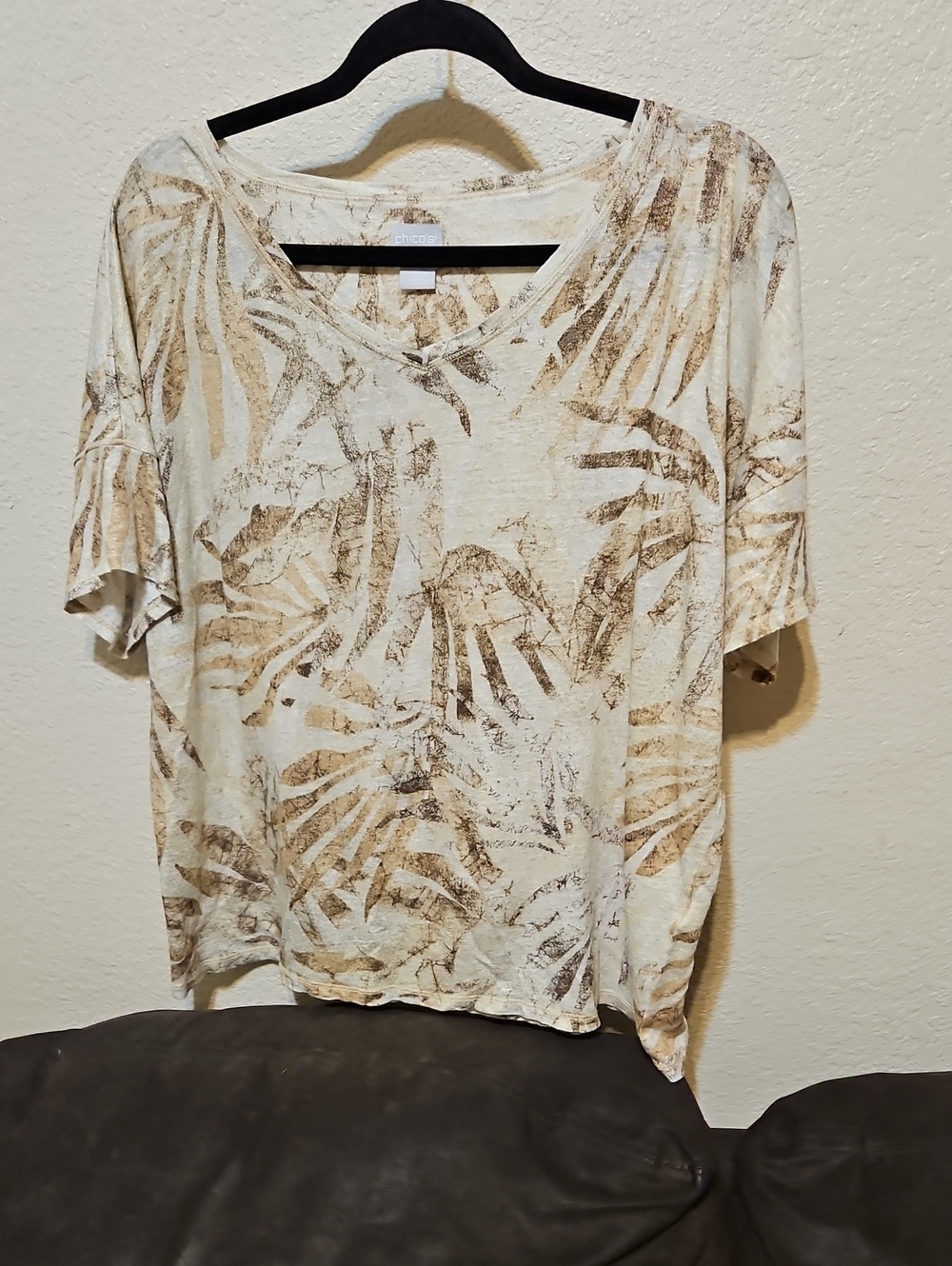 Chico's 100% Linen Cream Short-Sleeve V-Neck with Brown Leaf Print
